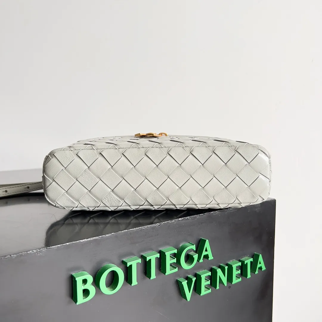 Batch 1360 Bottega Veneta 24 spring and summer woven zipper crossbody bag. A crossbody bag that can be used as a cosmetic bag. The exquisite weaving and compact body are an indispensable accessory for the upcoming summer. The double zipper also better protects the bag. It has a large capacity. If you like it, don’t miss it. Style number: 789109 Size: 22*12.5*5cm